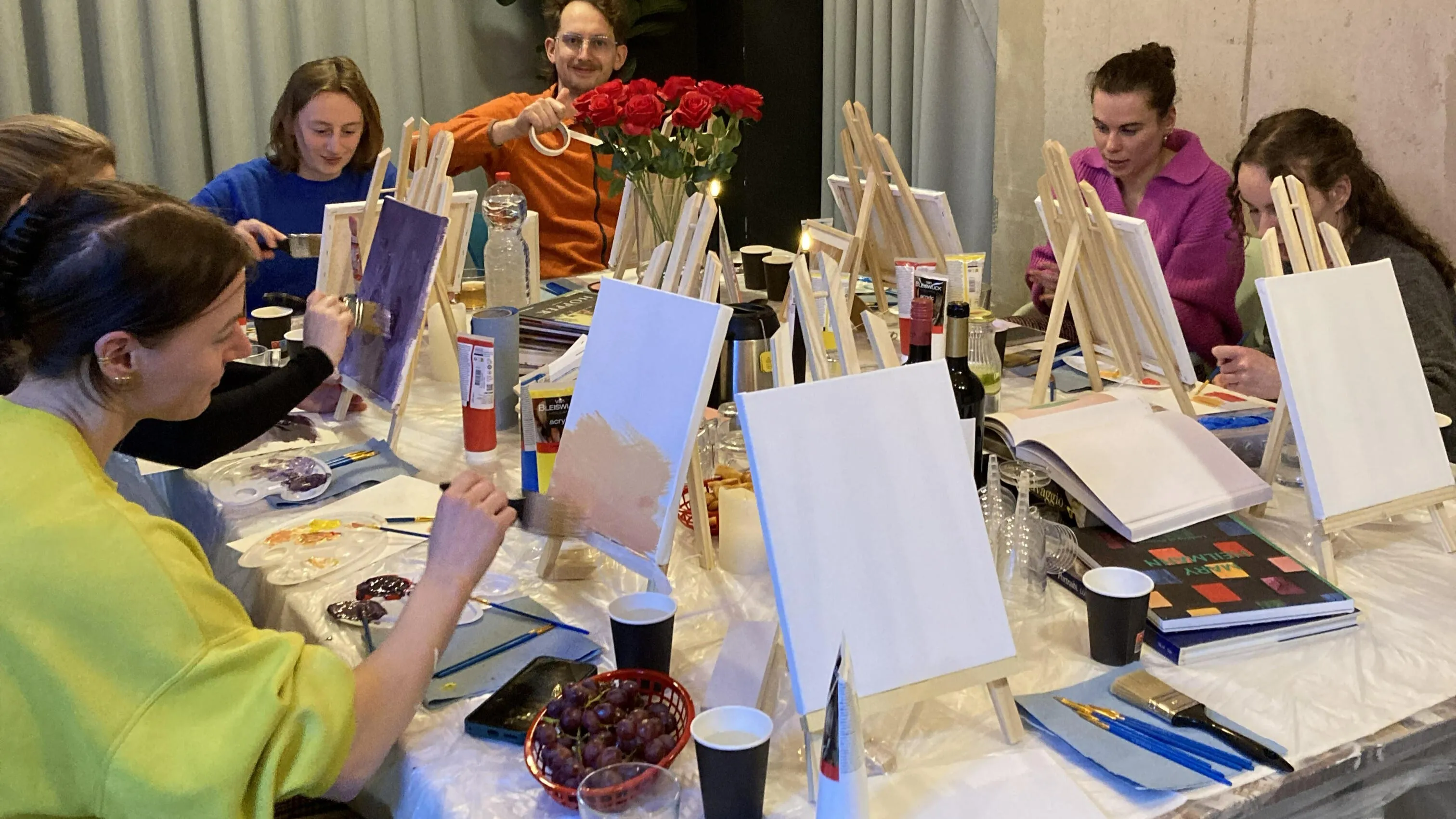 Sfeerbeeld van de workshop Abstract & Wijn